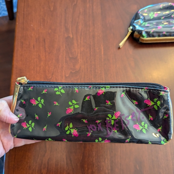 Betsey Johnson set of two cosmetic bags - Picture 3 of 10